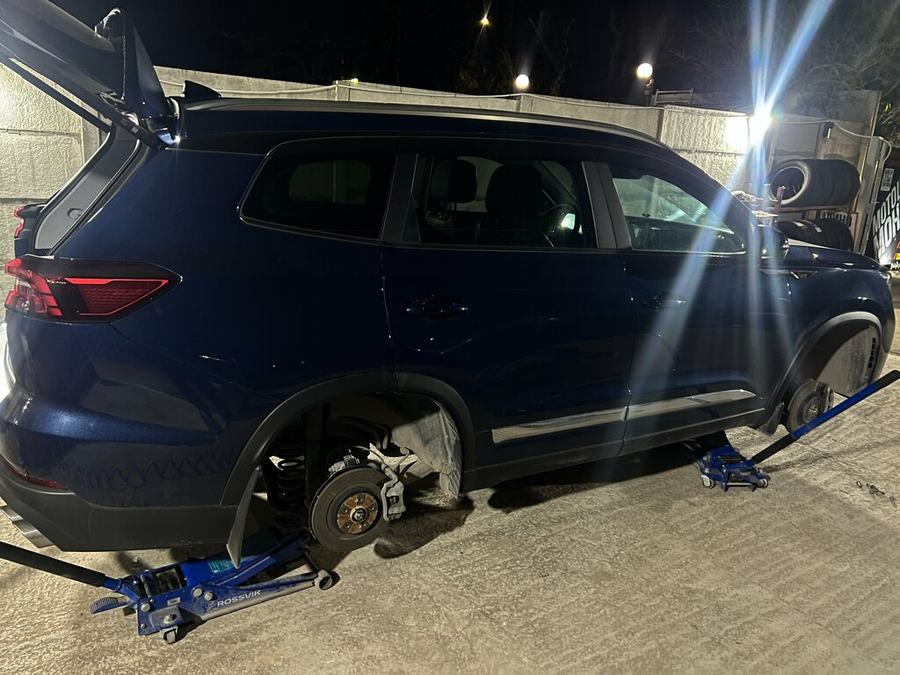 Автомобиль на шиномонтаже 5 Шин